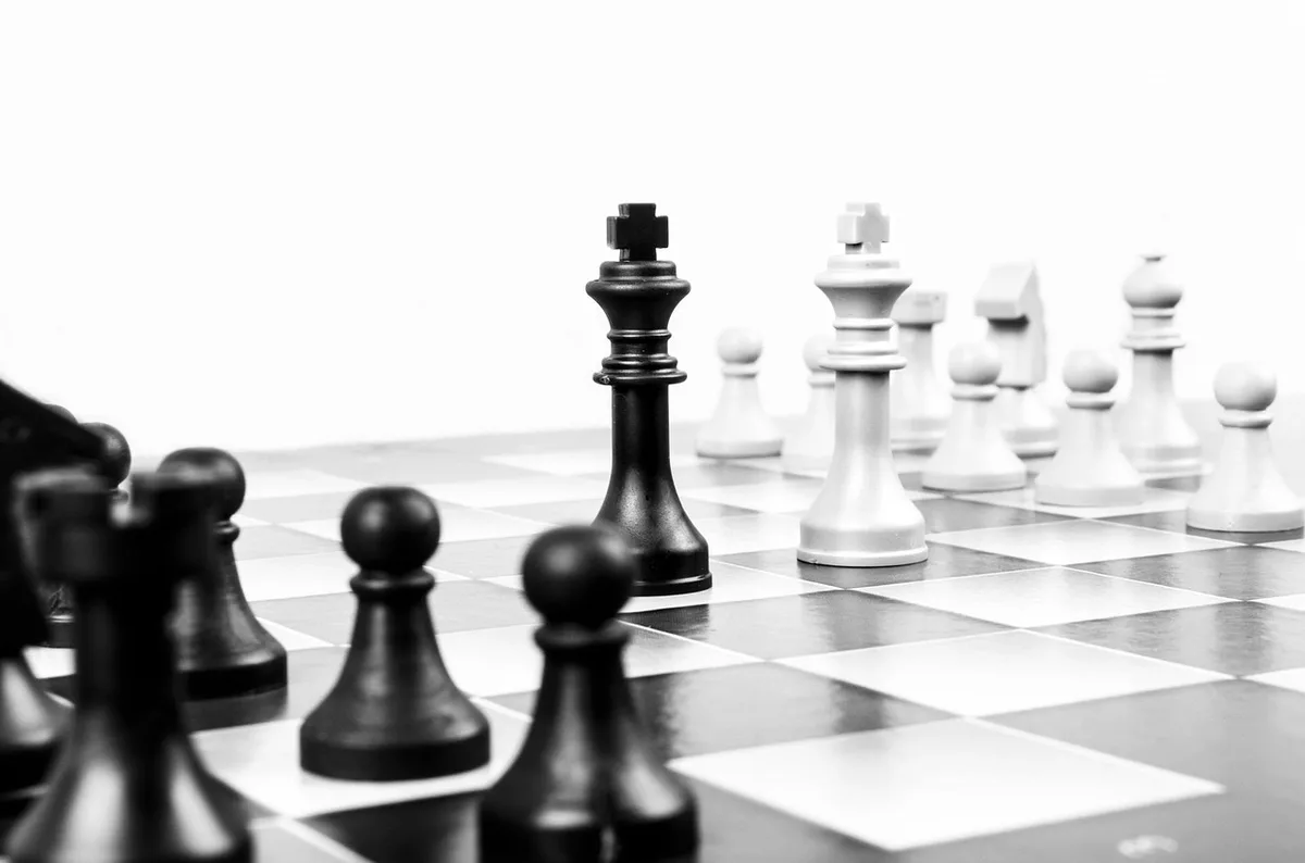 Lavagna tattica con schemi di gioco e appunti durante l'allenamento