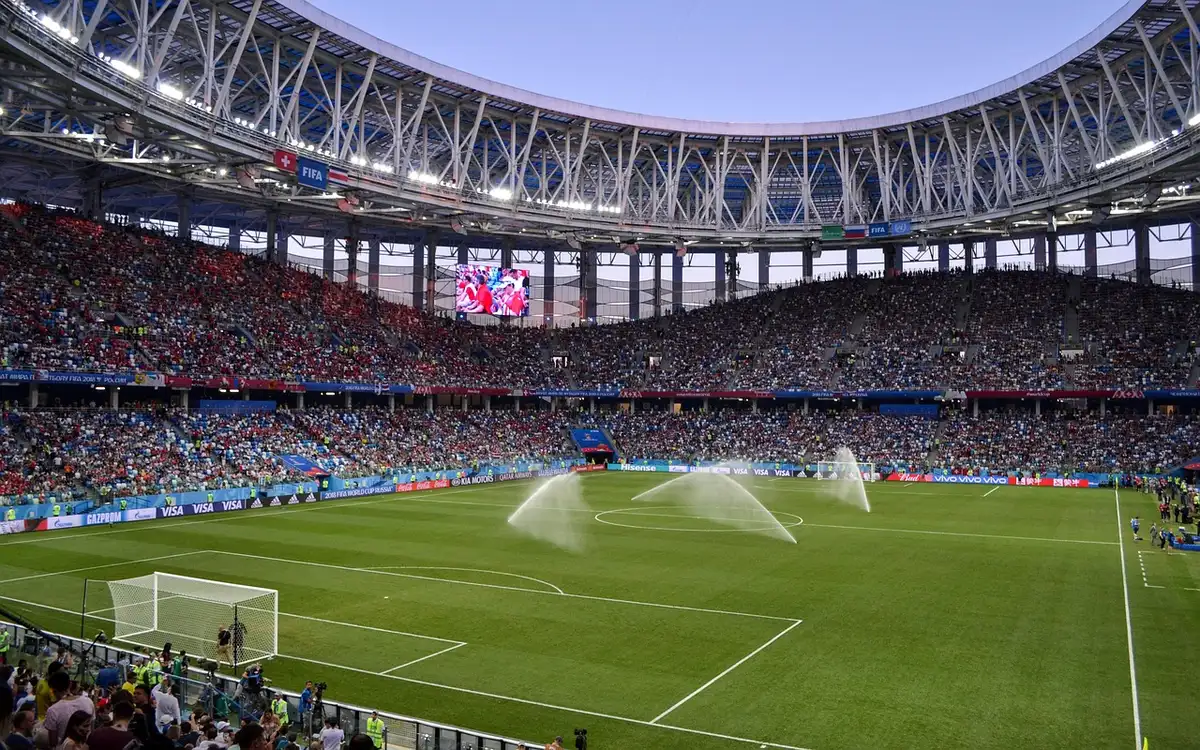 Tifosi delusi seduti sugli spalti vuoti durante una partita