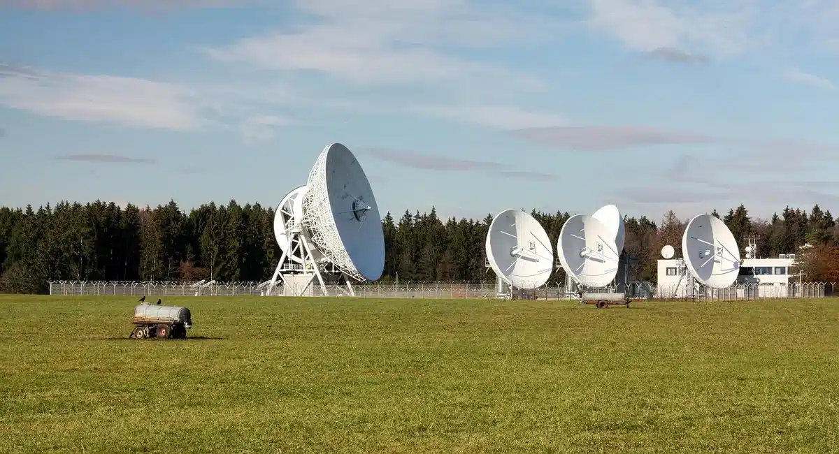 Parabola satellitare e operatori sul campo in relazione alle comunicazioni militari