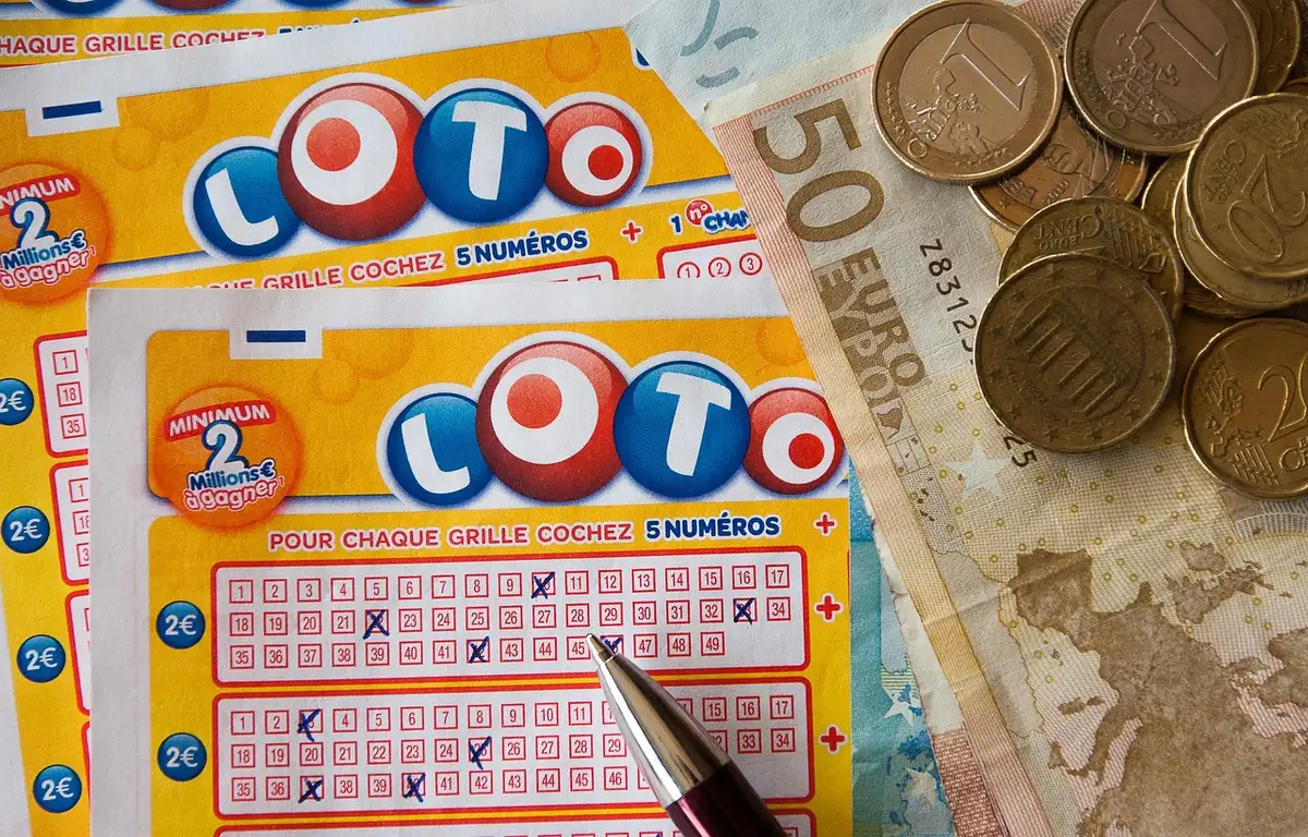 Ricevitore che stampa uno scontrino della giocata in ricevitoria