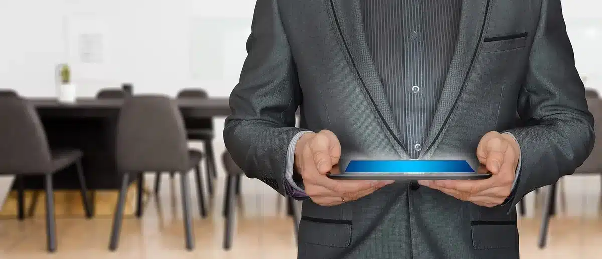 Microfono e silhouette di un attore durante una dichiarazione pubblica