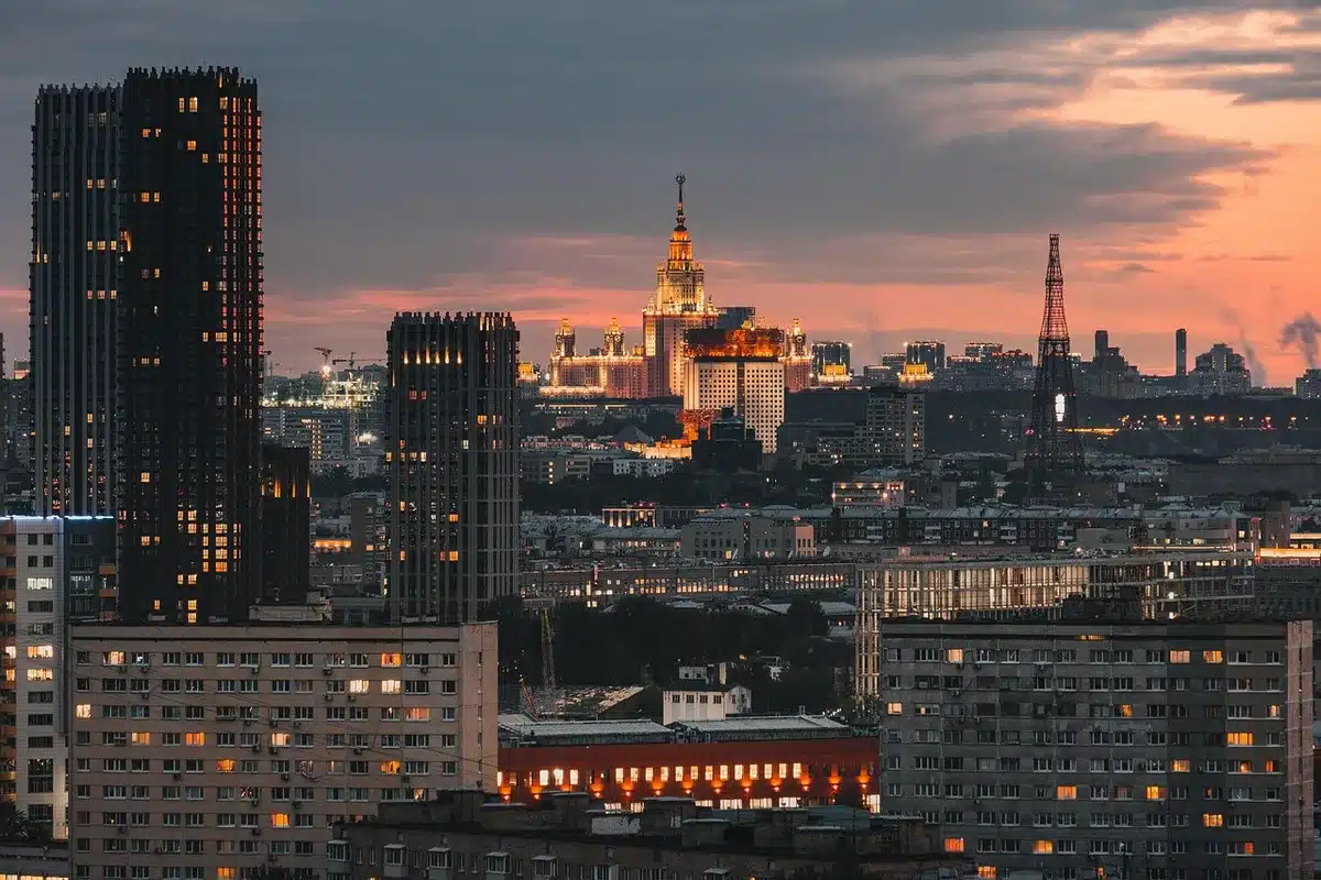 Vista anonima di un centro con professionisti davanti a edifici istituzionali a Roma