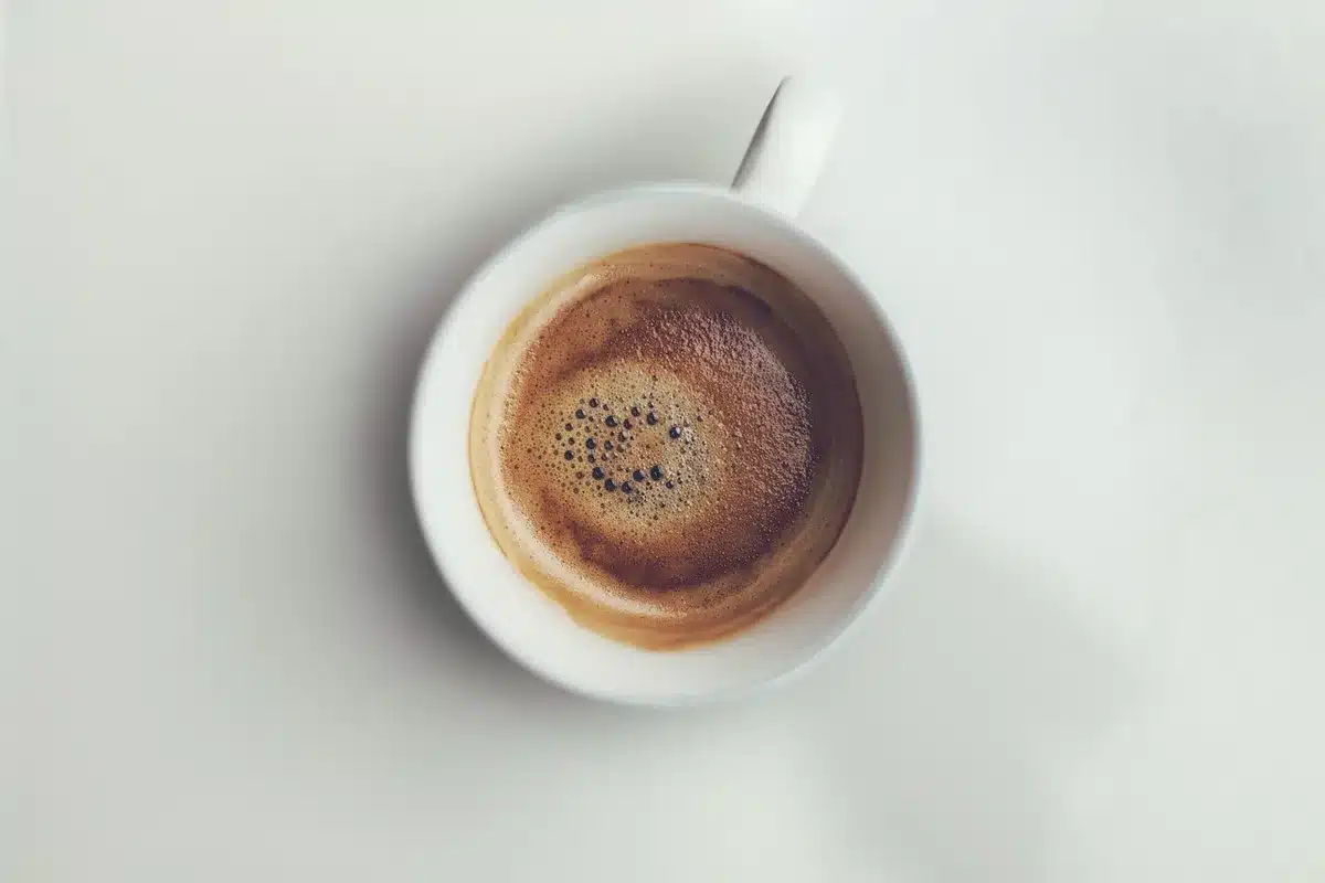 Finestra autunnale con foglie e tazza di caffè che evocano un nuovo inizio