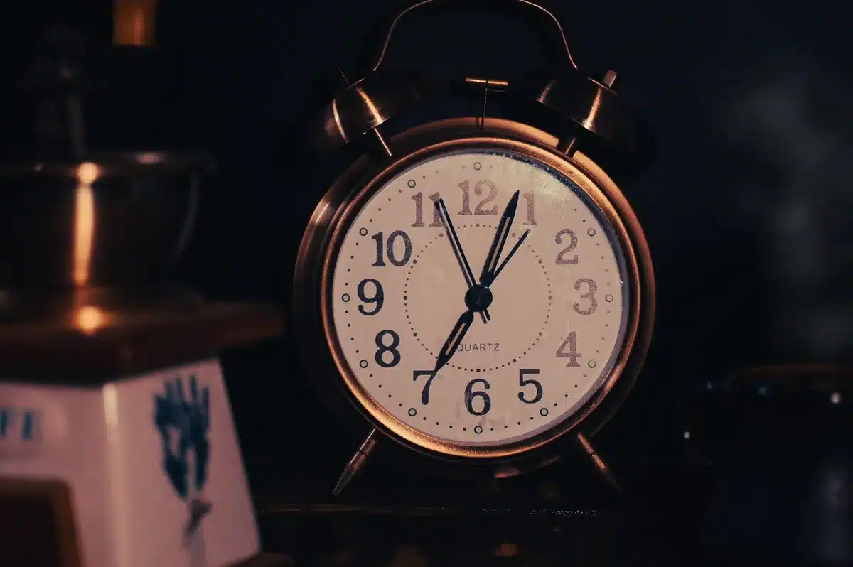 Scrivania ordinata con planner e orologio per la produttività