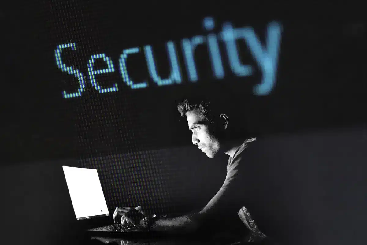 Simbolo di privacy digitale con lucchetto e dati astratti