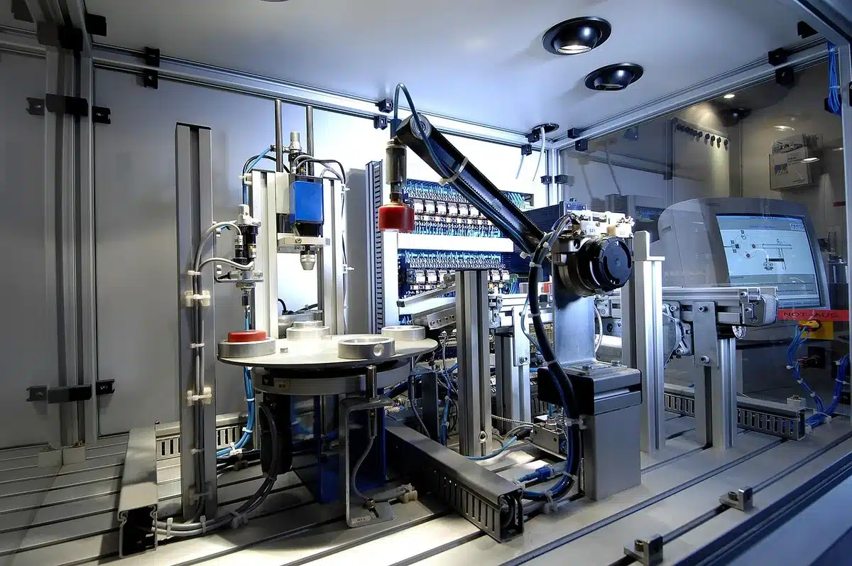 Robot industriali in una linea di produzione moderna