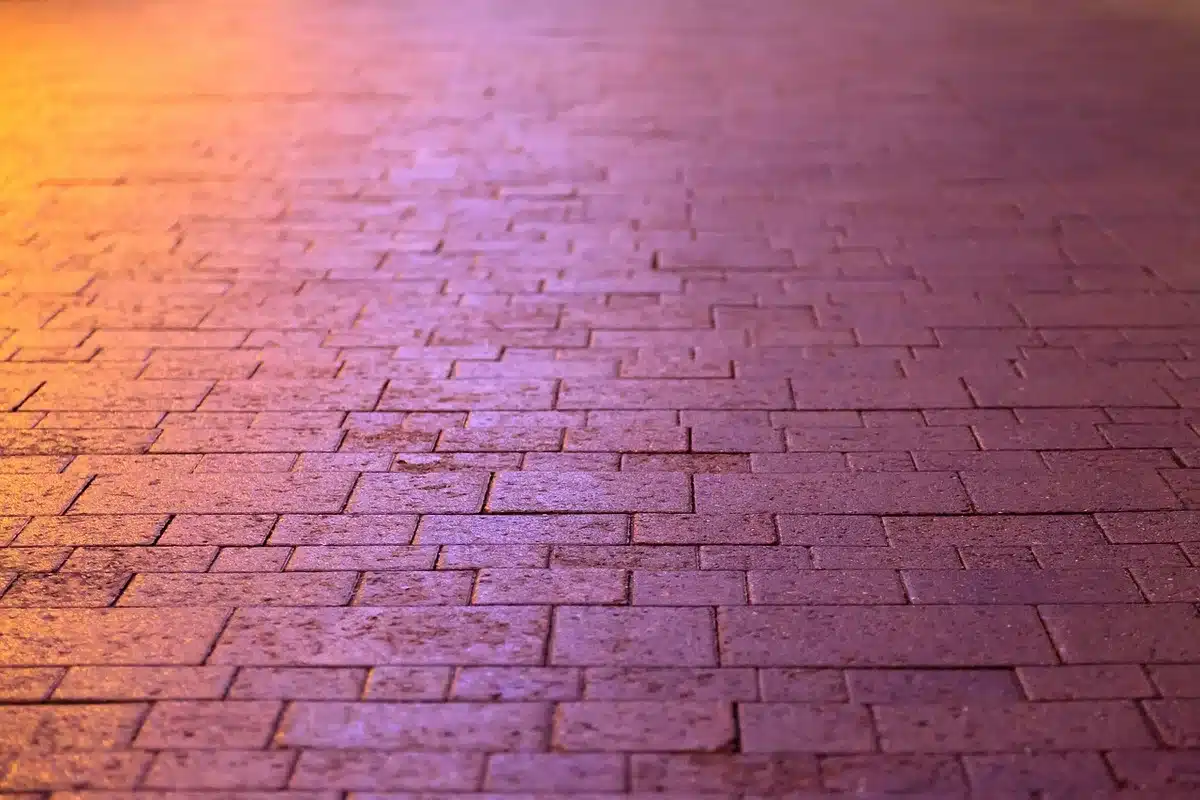 Strada di Toulouse con edifici in mattoni rosa e persiane blu